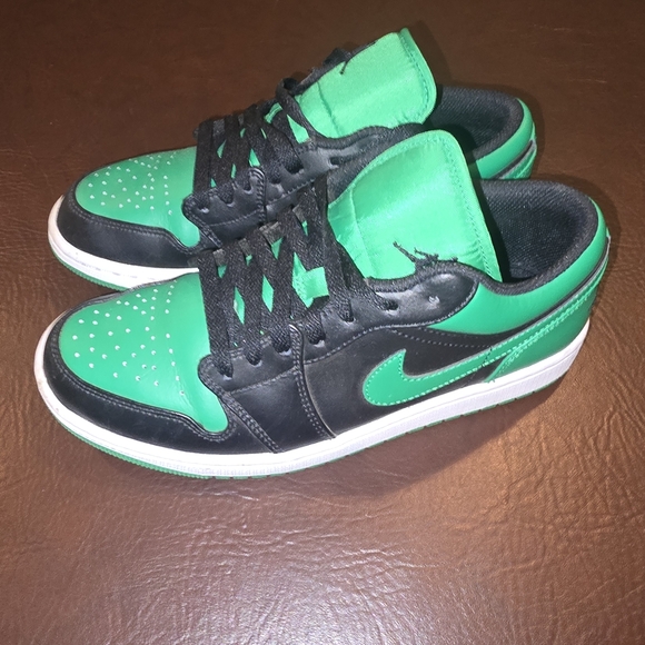 $100 - Fairly New Authentic Jordan 1's - Men: 8 M - Picture 3 of 11